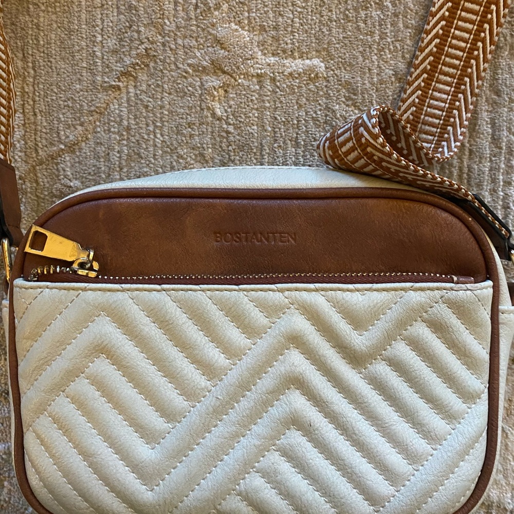 Chic Quilted Crossbody Bag in Cream and Brown - Picture 2 of 3